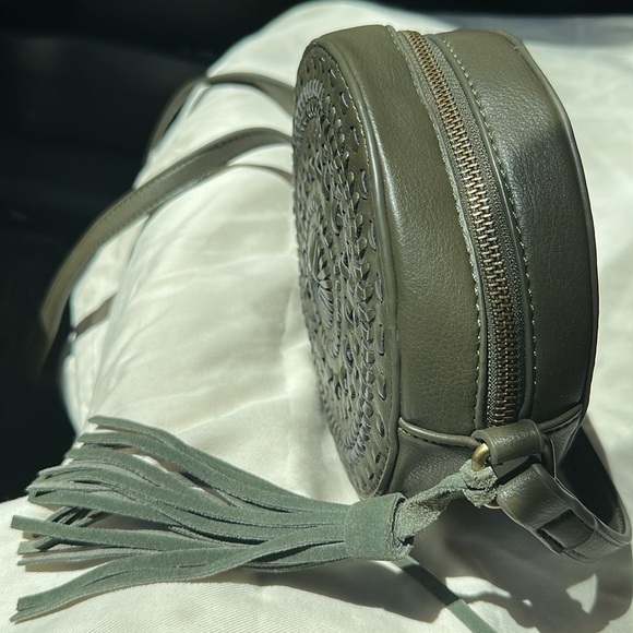 Green Cut Out Stitch Circle Round Tassel Crossbody Purse Bag - Picture 3 of 7